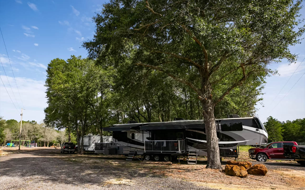 Long-term RV setup at The Oaks Family RV Park in Andalusia Alabama during January